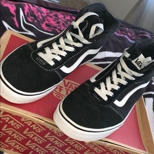 👀 Black and White High Top Vans 👀 size 8 womens